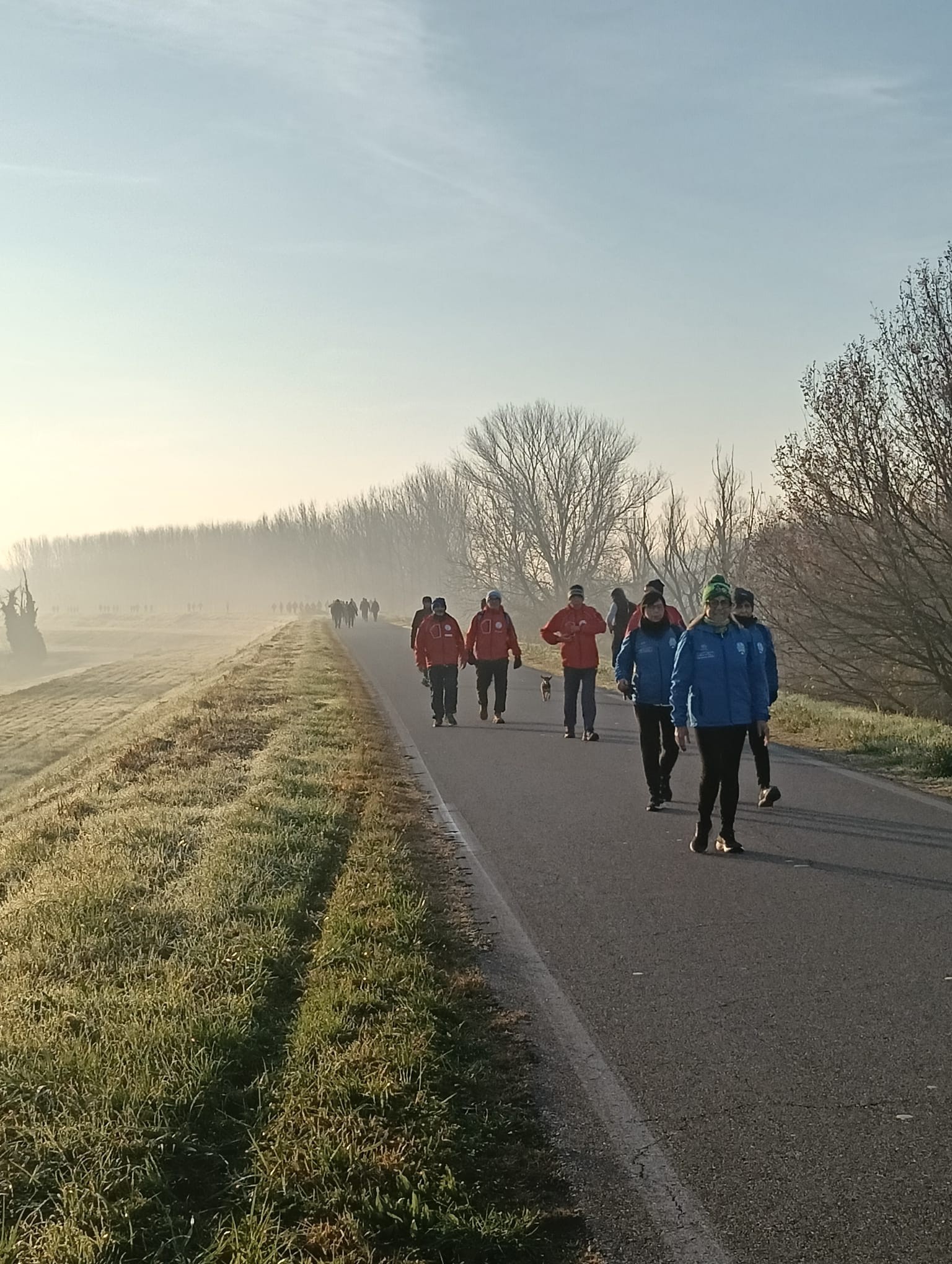 I partecipanti sul percorso nella nebbia mattutina
