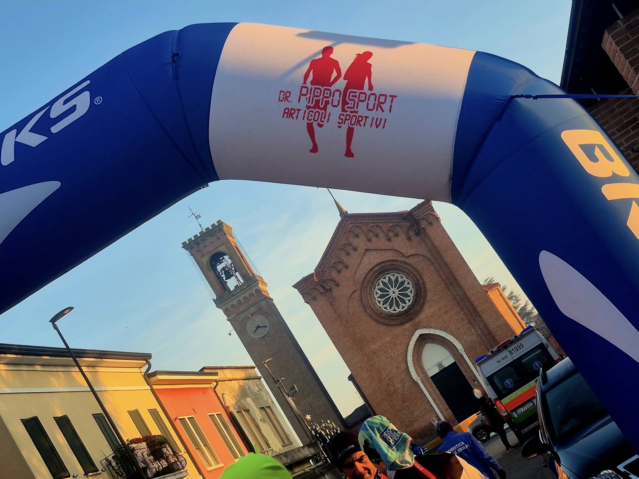 L'arco di partenza in piazza con la chiesa di Castelnovo sullo sfondo